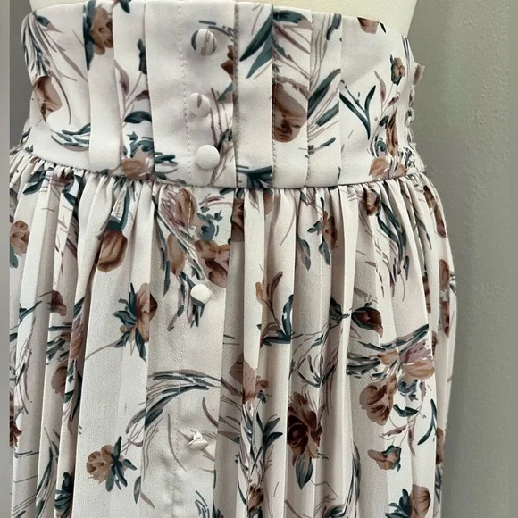 axes femme Floral pleated Midi Skirt
100% Polyester
Elastic waist - Picture 2 of 5